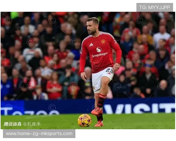 曼联通过边路连线形成压制，卢克肖的回敲极具智慧