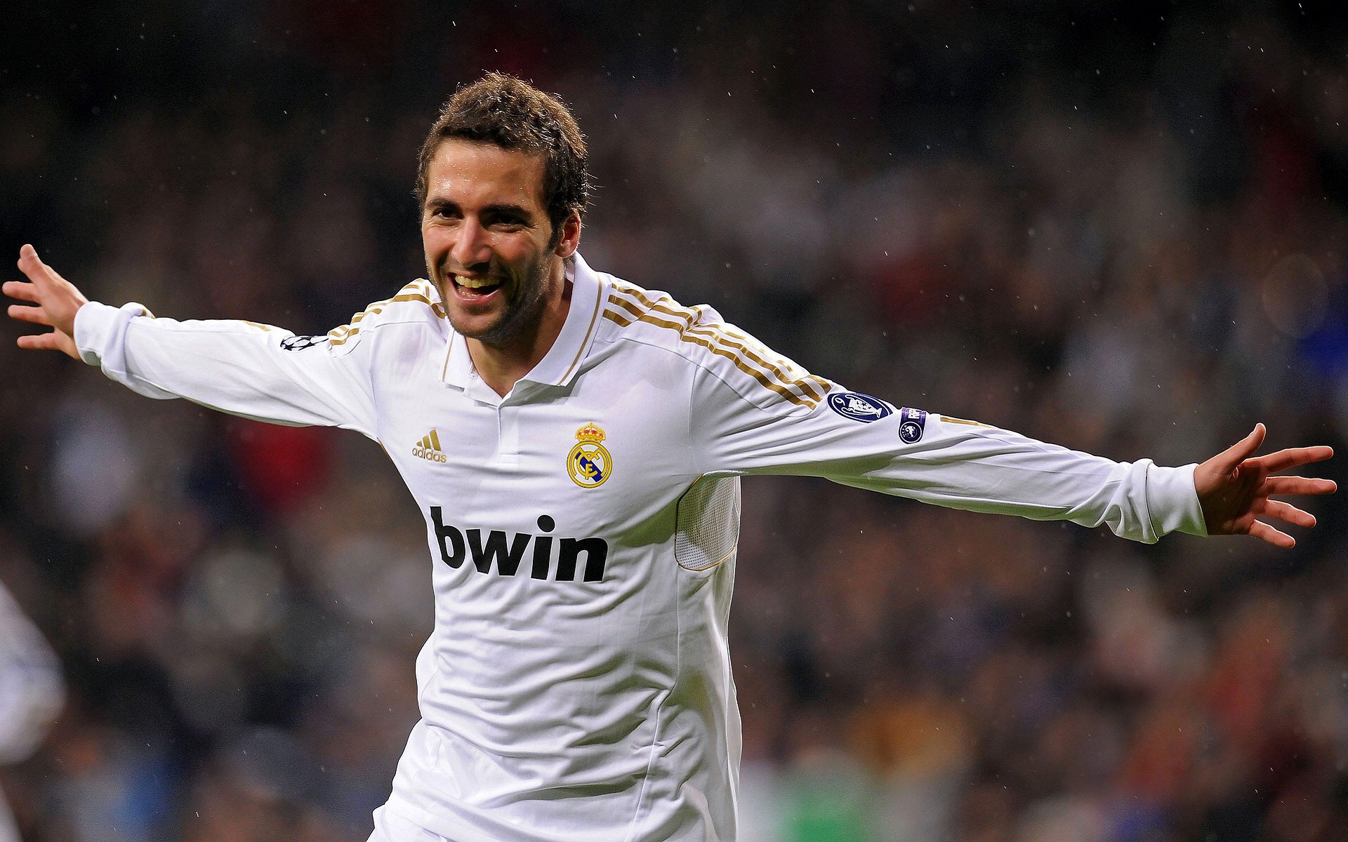 球队发布官方海报传递备战信号激发球迷期待情绪，球队宣传文案